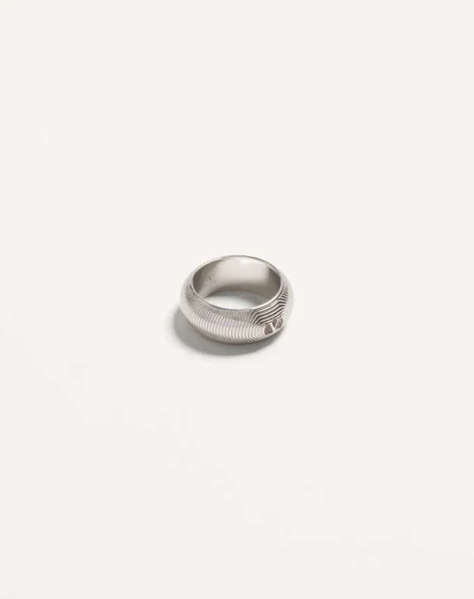 Anillo metálico Ovalette de Valentino Garavani