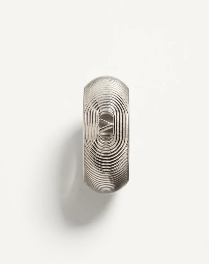 Anillo metálico Ovalette de Valentino Garavani