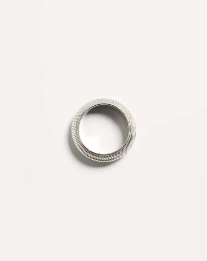 Anillo metálico Ovalette de Valentino Garavani