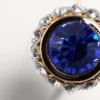 Anillo Vlogo Signature en metal, esmalte y cristales
