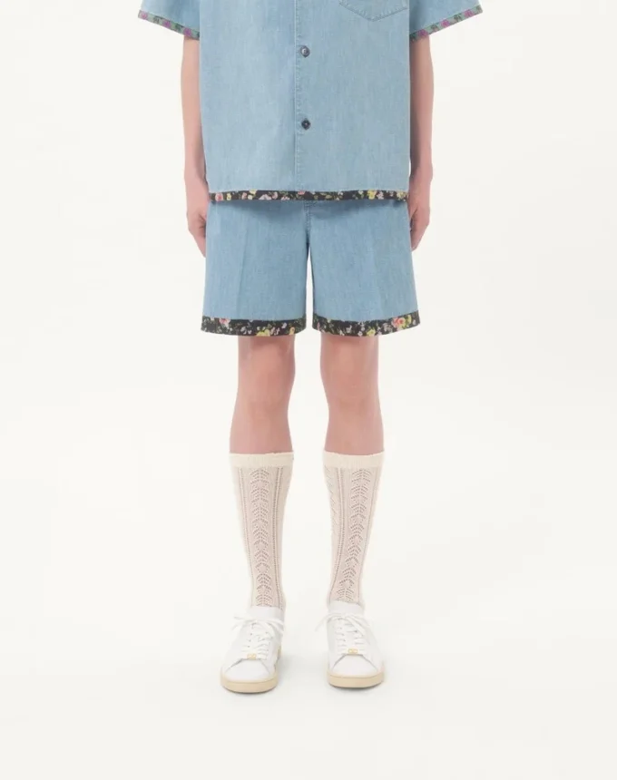 Bermudas vaqueras con estampado floral en el bajo Bermudas vaqueras con estampado floral en el bajo