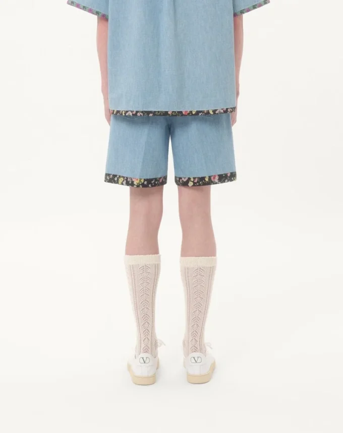 Bermudas vaqueras con estampado floral en el bajo Bermudas vaqueras con estampado floral en el bajo