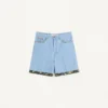 Bermudas vaqueras con estampado floral en el bajo Bermudas vaqueras con estampado floral en el bajo