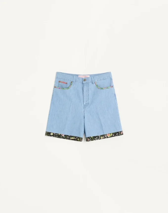 Bermudas vaqueras con estampado floral en el bajo Bermudas vaqueras con estampado floral en el bajo