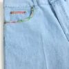 Bermudas vaqueras con estampado floral en el bajo Bermudas vaqueras con estampado floral en el bajo