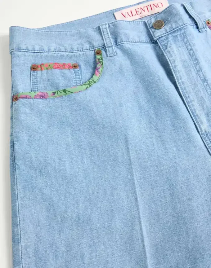 Bermudas vaqueras con estampado floral en el bajo Bermudas vaqueras con estampado floral en el bajo