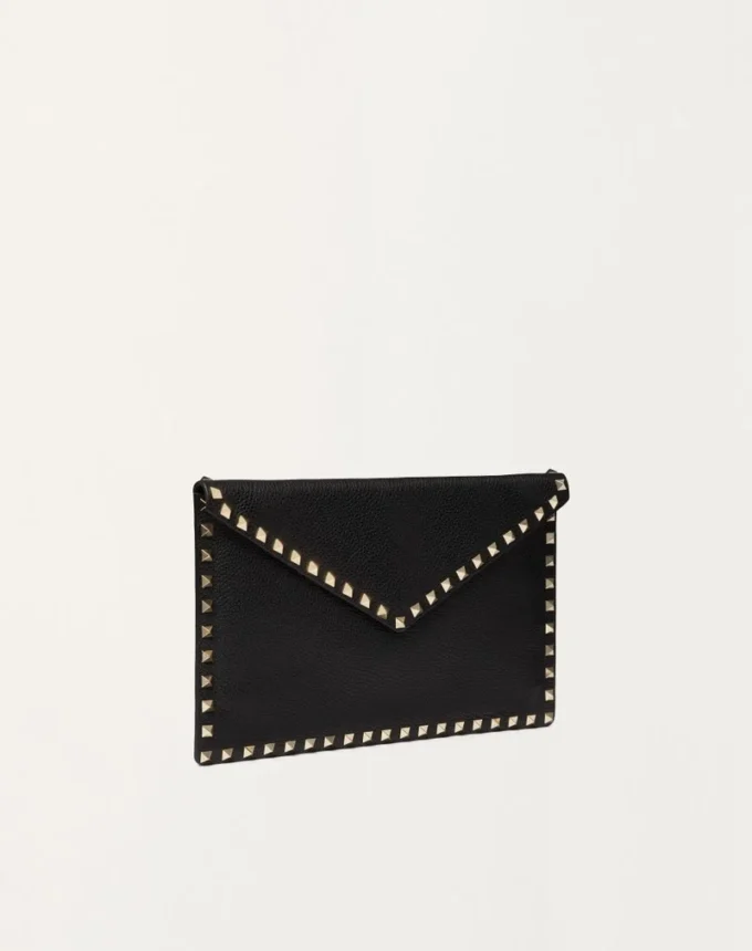 Bolsa tipo sobre Rockstud de piel de becerro granulada