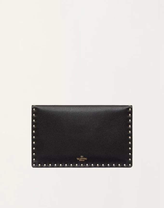 Bolsa tipo sobre Rockstud de piel de becerro granulada