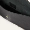Bolsa tipo sobre Rockstud de piel de becerro granulada