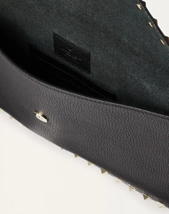 Bolsa tipo sobre Rockstud de piel de becerro granulada
