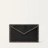 Bolsa tipo sobre Rockstud de piel de becerro granulada