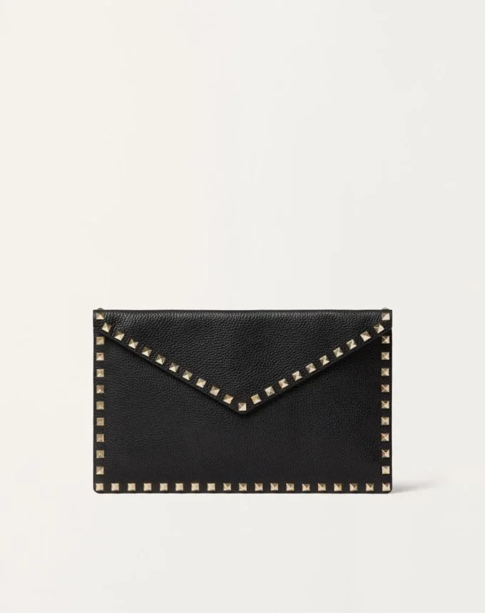 Bolsa tipo sobre Rockstud de piel de becerro granulada