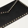 Bolsa tipo sobre Rockstud de piel de becerro granulada