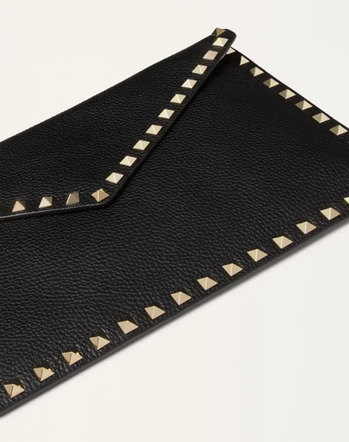 Bolsa tipo sobre Rockstud de piel de becerro granulada