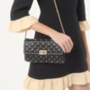 Bolso bandolera de mano de piel napa con tachuelas Rockstud Bolso bandolera de mano de piel napa con tachuelas Rockstud