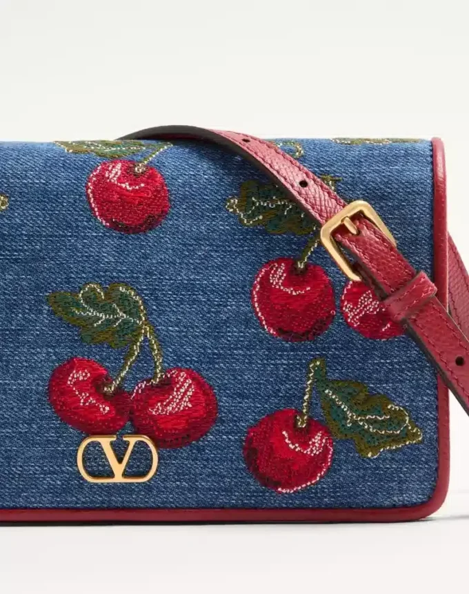 Bolso bandolera mini de denim con bordado Cherryfic y logotipo VLogo
