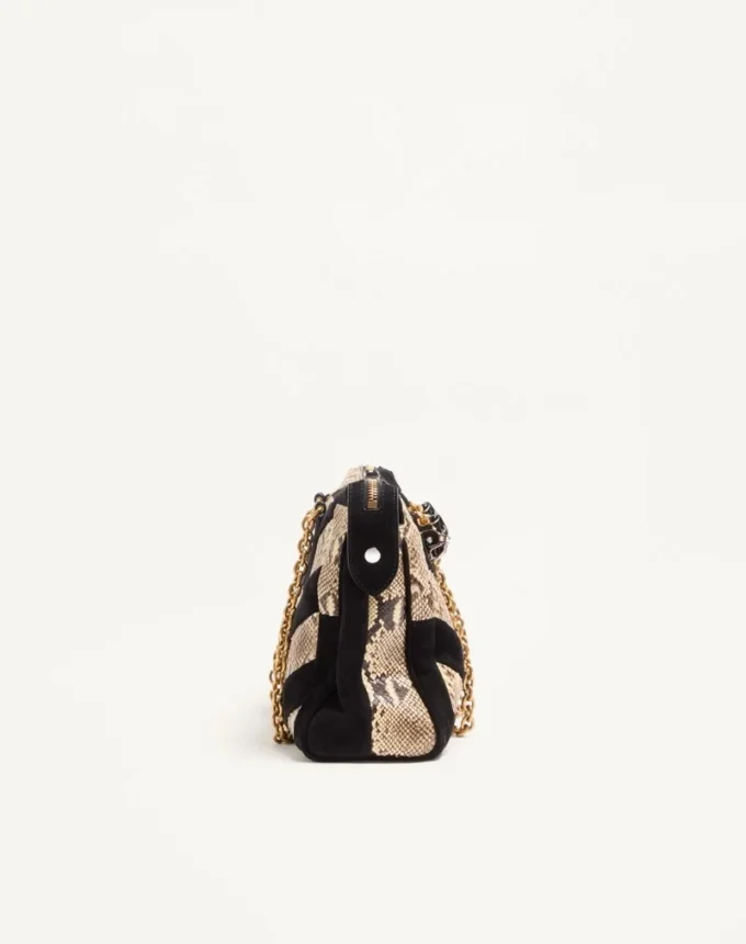 Bolso bandolera Panthea de Valentino Garavani con motivo chevron en pitón y ante Bolso bandolera Panthea de Valentino Garavani con motivo chevron en pitón y ante