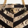 Bolso bandolera Panthea de Valentino Garavani con motivo chevron en pitón y ante Bolso bandolera Panthea de Valentino Garavani con motivo chevron en pitón y ante