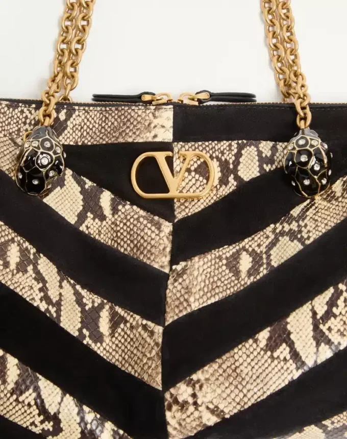 Bolso bandolera Panthea de Valentino Garavani con motivo chevron en pitón y ante Bolso bandolera Panthea de Valentino Garavani con motivo chevron en pitón y ante