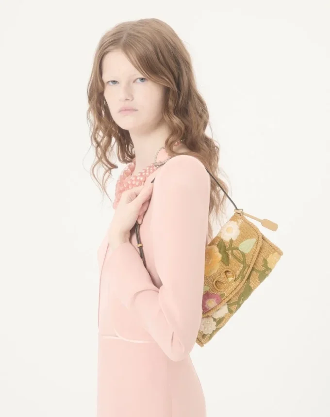 Bolso bandolera pequeño bordado DeVain de Valentino Garavani Bolso bandolera pequeño bordado DeVain de Valentino Garavani