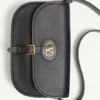 Bolso bandolera pequeño de piel de becerro Valentino Garavani Antibes Bolso bandolera pequeño de piel de becerro Valentino Garavani Antibes