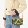 Bolso bandolera pequeño Locò de Valentino Garavani con bordado y logotipo joya Bolso bandolera pequeño Locò de Valentino Garavani con bordado y logotipo joya