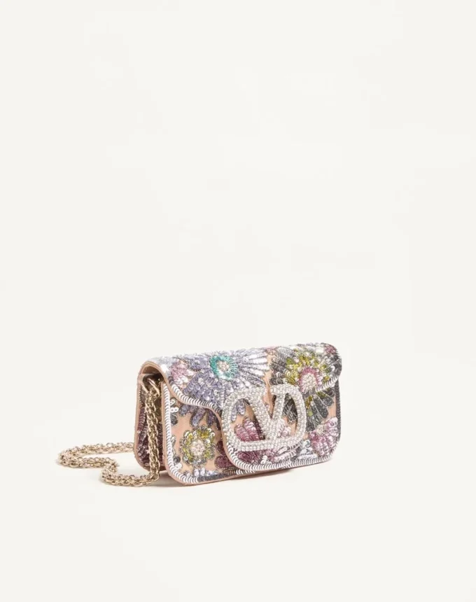 Bolso bandolera pequeño Locò de Valentino Garavani con bordado y logotipo joya Bolso bandolera pequeño Locò de Valentino Garavani con bordado y logotipo joya
