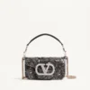 Bolso bandolera pequeño Locò de Valentino Garavani con bordado y logotipo joya Bolso bandolera pequeño Locò de Valentino Garavani con bordado y logotipo joya