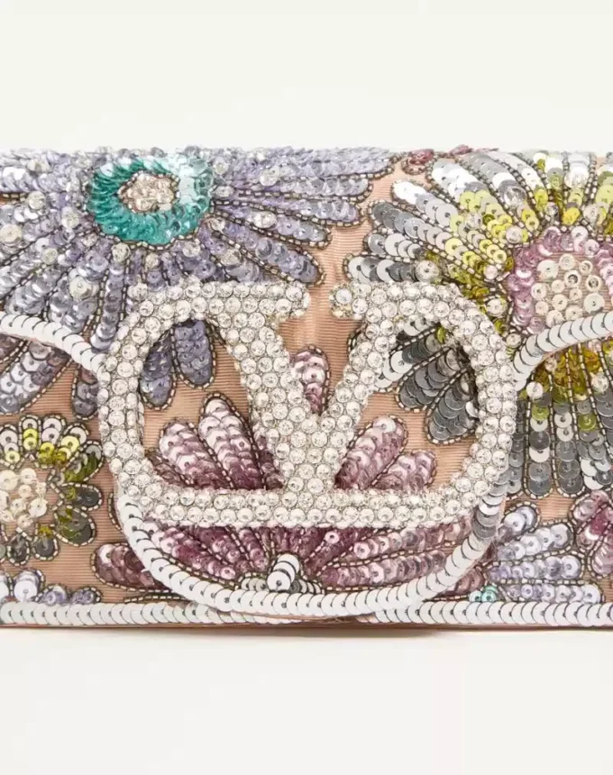 Bolso bandolera pequeño Locò de Valentino Garavani con bordado y logotipo joya Bolso bandolera pequeño Locò de Valentino Garavani con bordado y logotipo joya