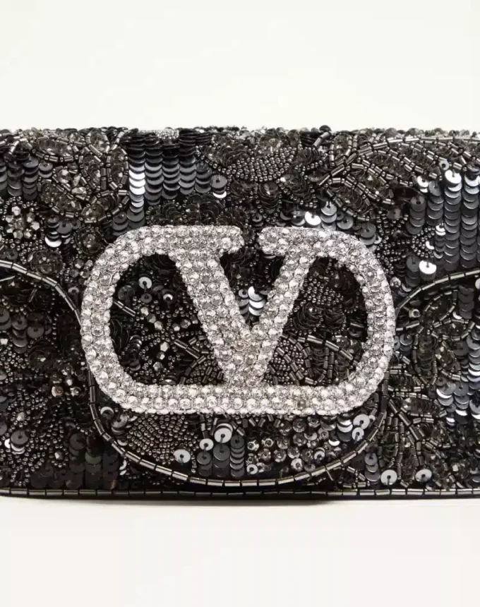 Bolso bandolera pequeño Locò de Valentino Garavani con bordado y logotipo joya Bolso bandolera pequeño Locò de Valentino Garavani con bordado y logotipo joya