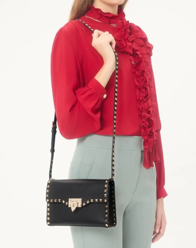 Bolso bandolera pequeño Rockstud de piel de becerro granulada