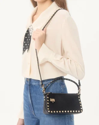 Bolso bandolera pequeño Rockstud de piel de becerro granulada