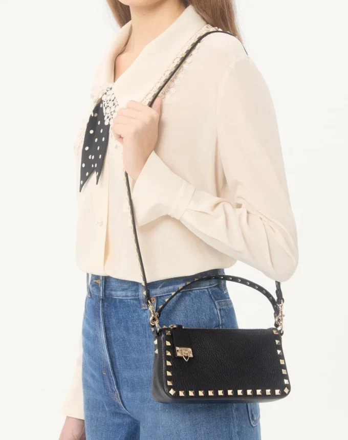 Bolso bandolera pequeño Rockstud de piel de becerro granulada