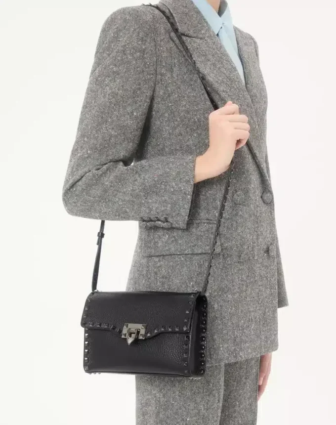 Bolso bandolera pequeño Rockstud de piel de becerro granulada Bolso bandolera pequeño Rockstud de piel de becerro granulada