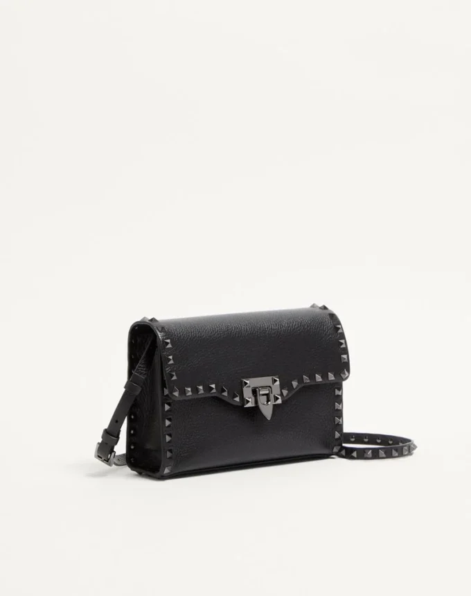 Bolso bandolera pequeño Rockstud de piel de becerro granulada Bolso bandolera pequeño Rockstud de piel de becerro granulada