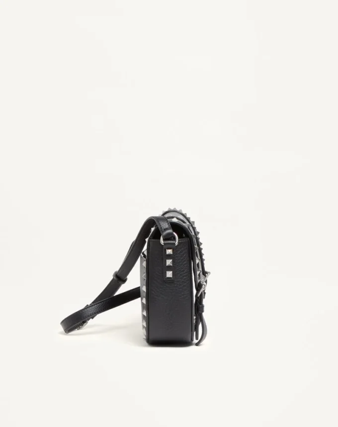 Bolso bandolera pequeño Rockstud de piel de becerro granulada Bolso bandolera pequeño Rockstud de piel de becerro granulada