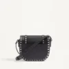 Bolso bandolera pequeño Rockstud de piel de becerro granulada Bolso bandolera pequeño Rockstud de piel de becerro granulada