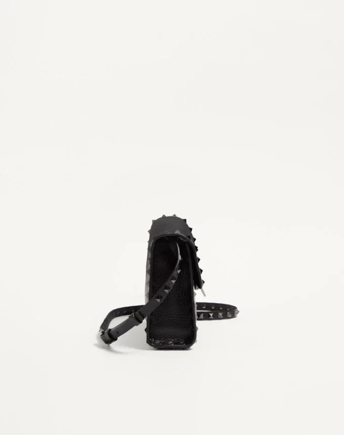Bolso bandolera pequeño Rockstud de piel de becerro granulada Bolso bandolera pequeño Rockstud de piel de becerro granulada