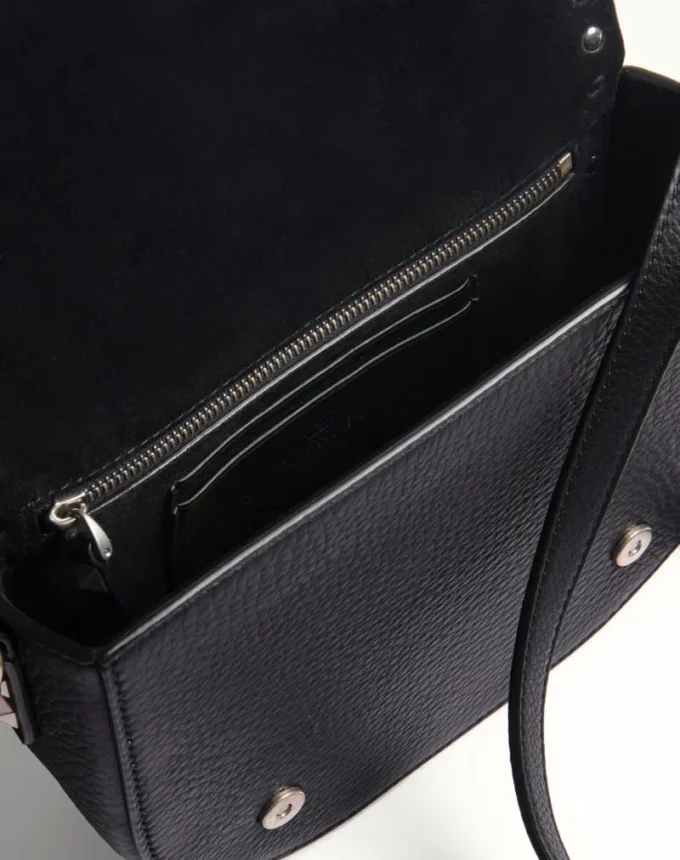 Bolso bandolera pequeño Rockstud de piel de becerro granulada Bolso bandolera pequeño Rockstud de piel de becerro granulada