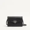 Bolso bandolera pequeño Rockstud de piel de becerro granulada Bolso bandolera pequeño Rockstud de piel de becerro granulada