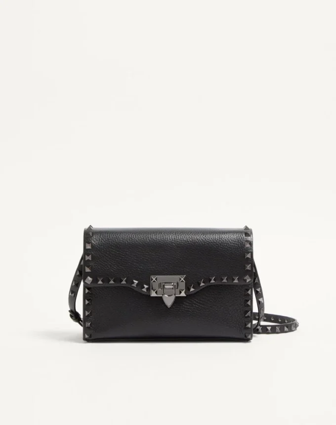 Bolso bandolera pequeño Rockstud de piel de becerro granulada Bolso bandolera pequeño Rockstud de piel de becerro granulada