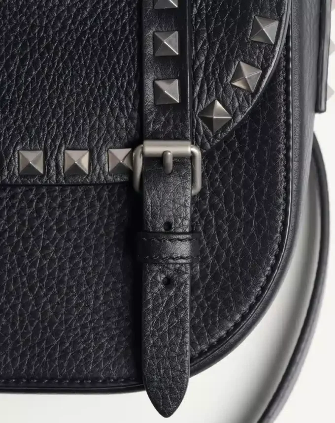 Bolso bandolera pequeño Rockstud de piel de becerro granulada Bolso bandolera pequeño Rockstud de piel de becerro granulada