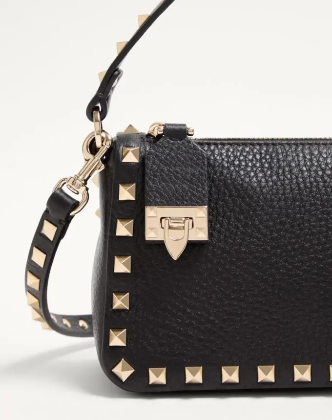 Bolso bandolera pequeño Rockstud de piel de becerro granulada