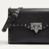 Bolso bandolera pequeño Rockstud de piel de becerro granulada Bolso bandolera pequeño Rockstud de piel de becerro granulada