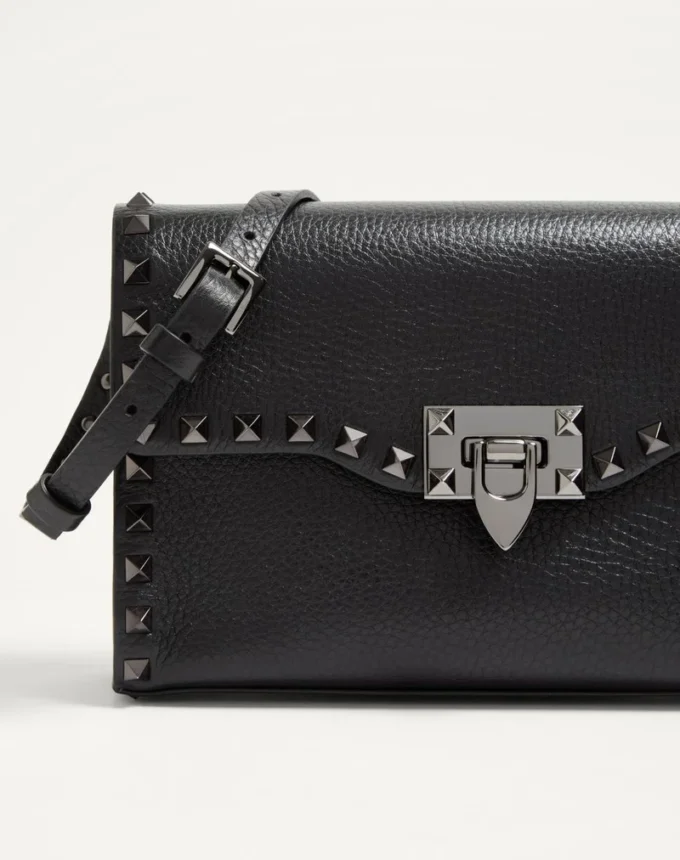 Bolso bandolera pequeño Rockstud de piel de becerro granulada Bolso bandolera pequeño Rockstud de piel de becerro granulada