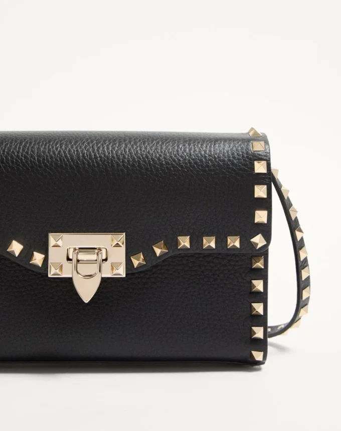 Bolso bandolera pequeño Rockstud de piel de becerro granulada