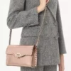 Bolso bandolera pequeño Rockstud de Valentino Garavani en piel de becerro granulada laminada Bolso bandolera pequeño Rockstud de Valentino Garavani en piel de becerro granulada laminada