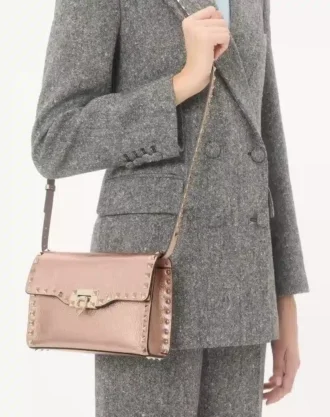 Bolso bandolera pequeño Rockstud de Valentino Garavani en piel de becerro granulada laminada