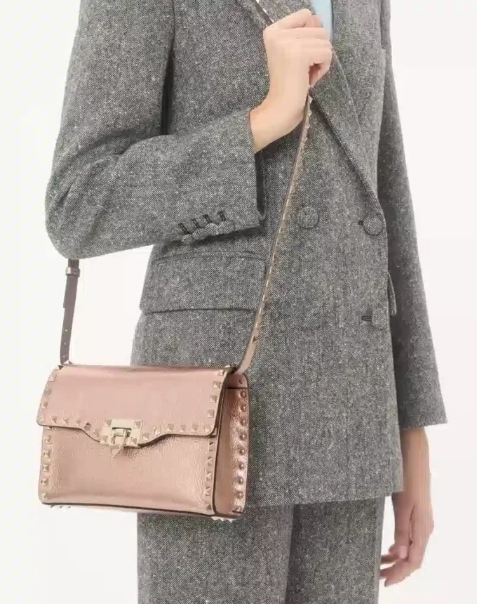 Bolso bandolera pequeño Rockstud de Valentino Garavani en piel de becerro granulada laminada Bolso bandolera pequeño Rockstud de Valentino Garavani en piel de becerro granulada laminada