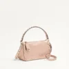 Bolso bandolera pequeño Rockstud de Valentino Garavani en piel de becerro granulada laminada Bolso bandolera pequeño Rockstud de Valentino Garavani en piel de becerro granulada laminada